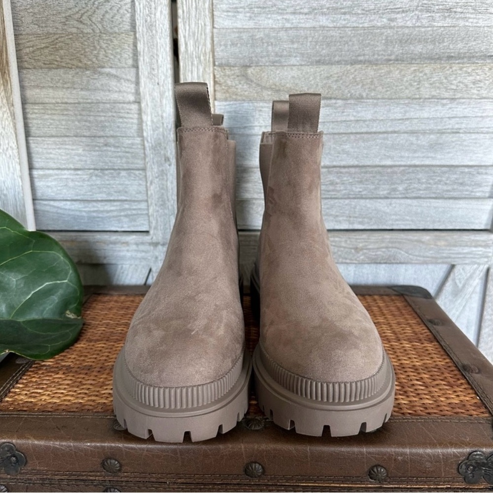 H&M suede chunky platform boots. Like new, too big for me! Size EU 39 US 8.5